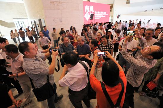 “南风北韵”郭志光艺术作品展（山东汇报展）吸引了大批观众