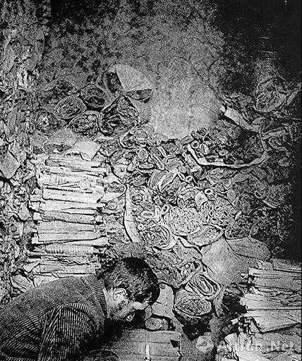 ▲ 伯希和在被他称为“至圣所”的藏经洞中翻捡经卷-努埃特摄影-1908年